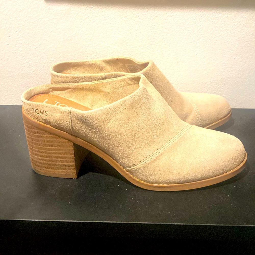 Tom’s Women’s Evelyn Mules (oatmeal suede). Size 7. Only worn 2x!